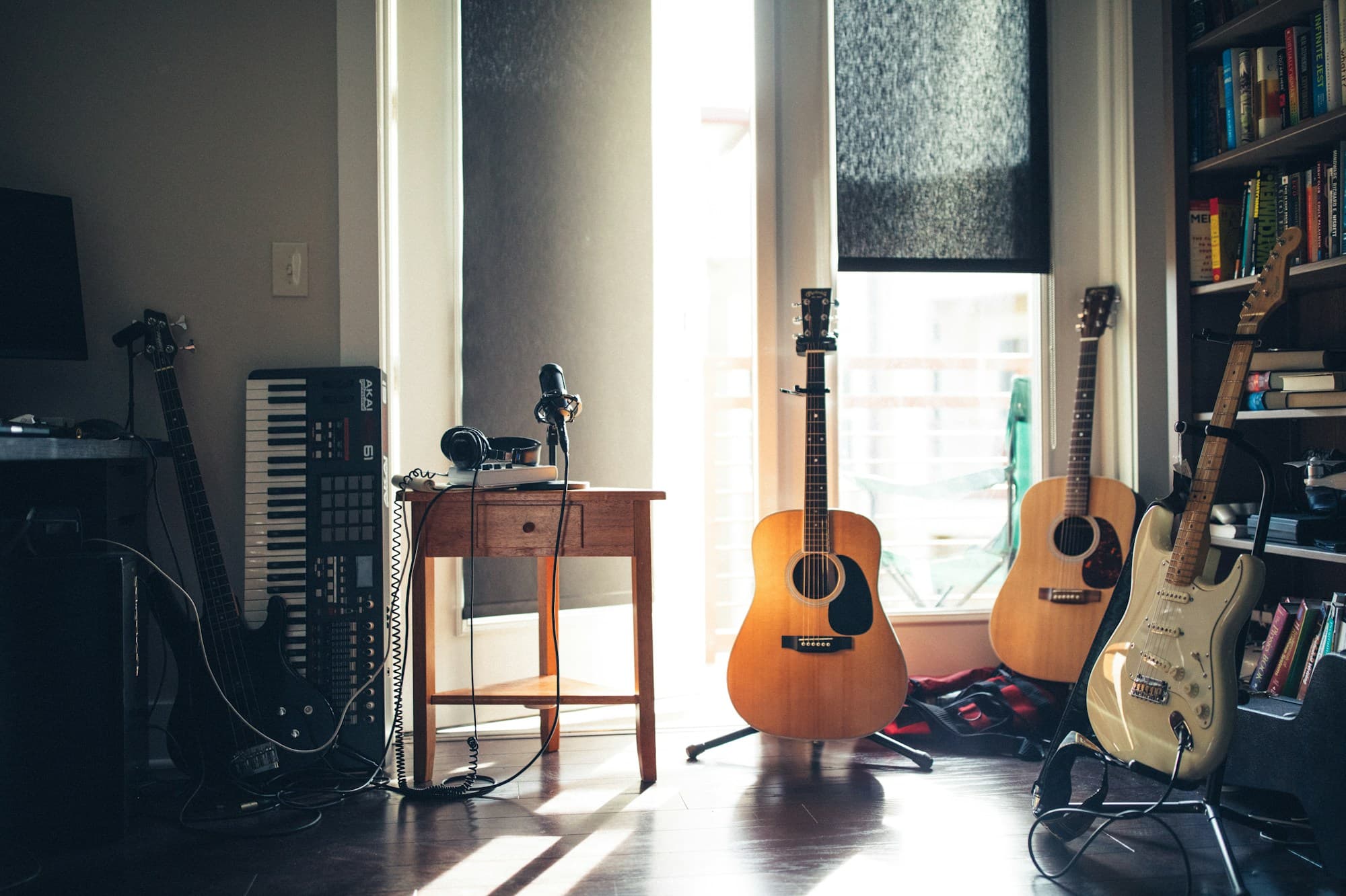 Estudio creativo con guitarras, teclado y equipo de grabación